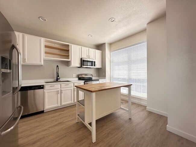 Building Photo - Amazing Townhome with Spectacular Views fo...