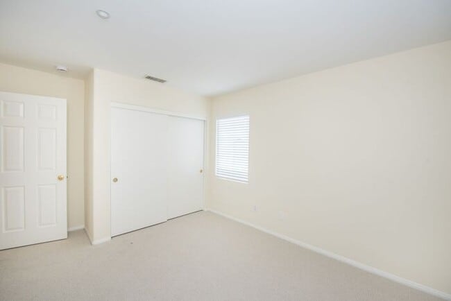 Building Photo - Make this your home