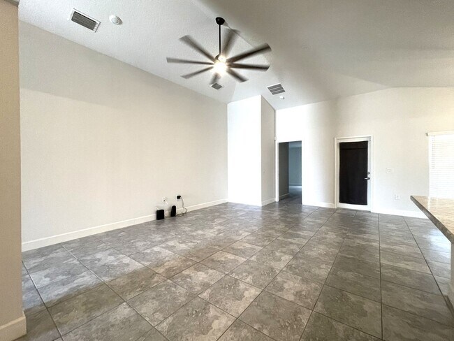 Building Photo - Amazing 3 Bed/2Bath/3 Car Garage Home in Hudson!