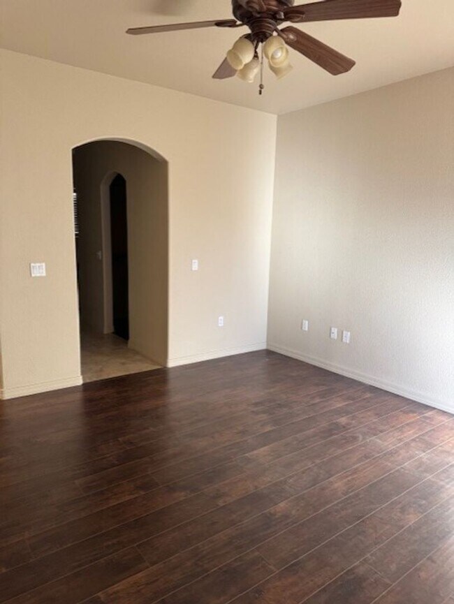 Building Photo - Condo in Gated Community!