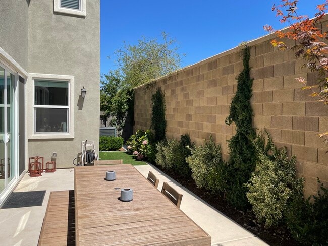 Building Photo - 8665 Mahonia Dr