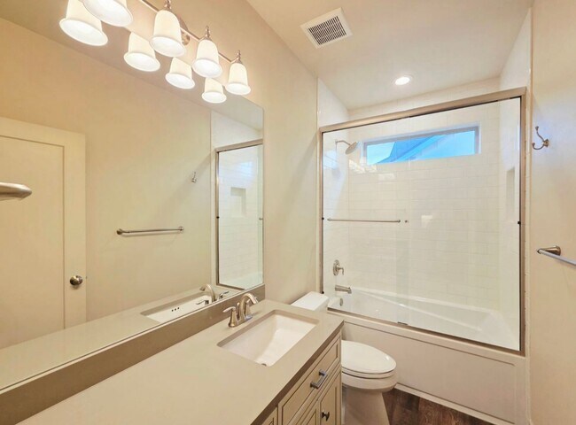 Building Photo - 1704/1706 Danny Boy Ln. Duplex