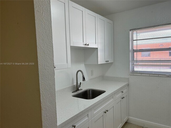 Primary Photo - 1541 NE 8th St