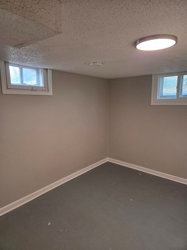 Building Photo - Aksarben 3 bed 2 bath 1 car garage newly remodeled, witb a fenced in backyard!