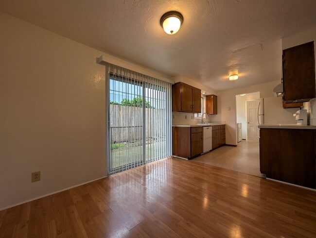 Building Photo - Great 2-Bedroom, 1.5 Bath Duplex in East Eugene!