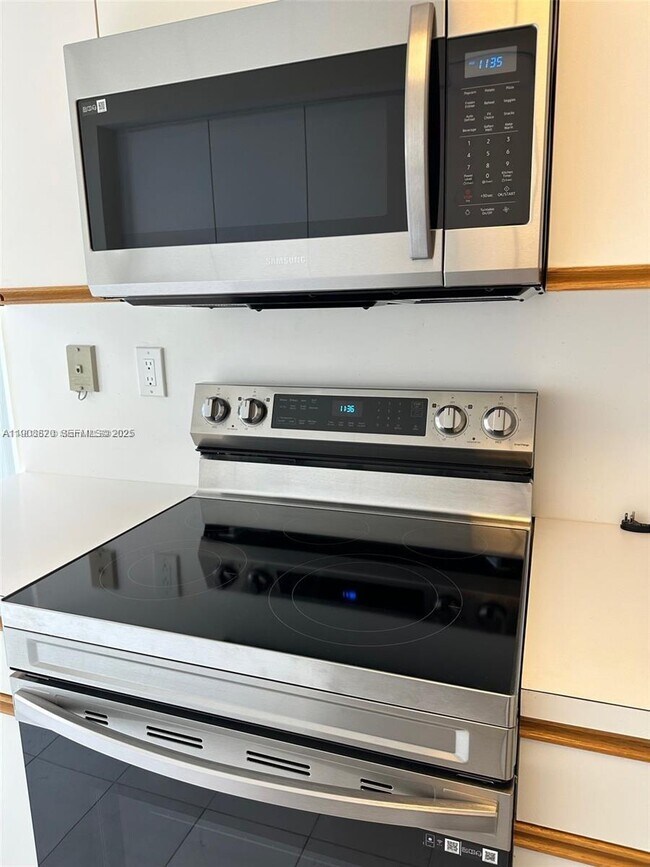 Building Photo - 19101 NE 36th Pl