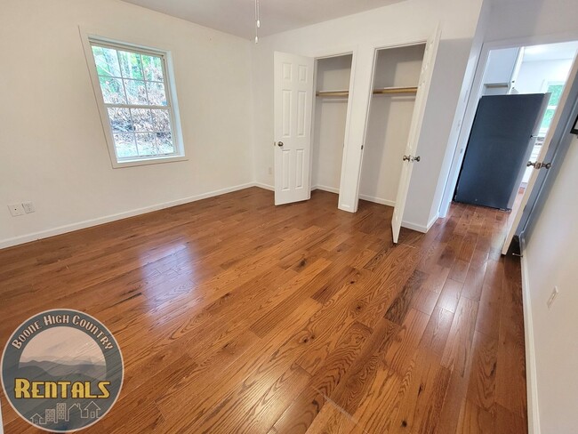 Building Photo - 427 Sugarloaf Rd