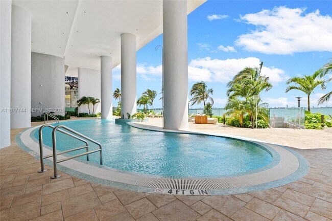 Building Photo - 700 NE 24th St