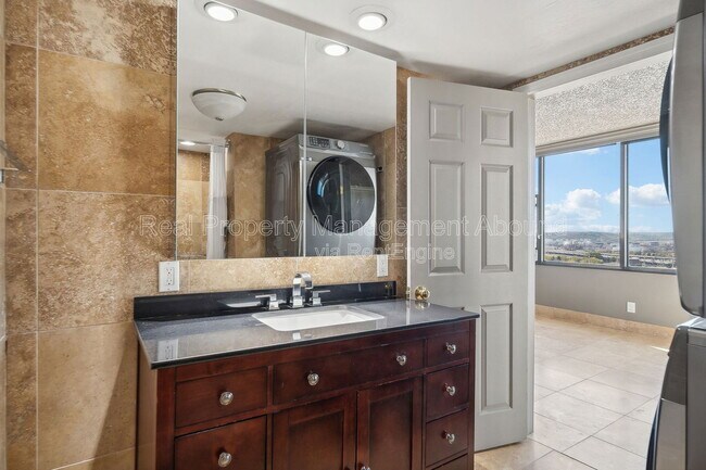 Building Photo - 410 W 7th St