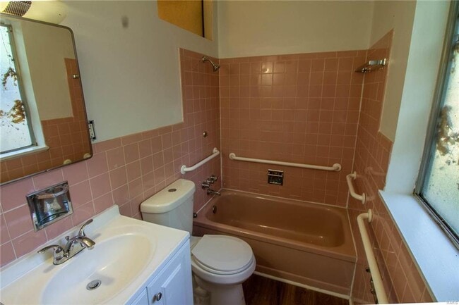 Building Photo - Move-in Ready!