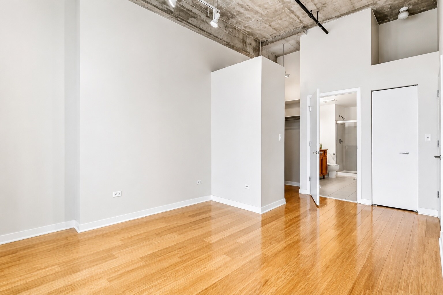 Building Photo - 933 W Van Buren St