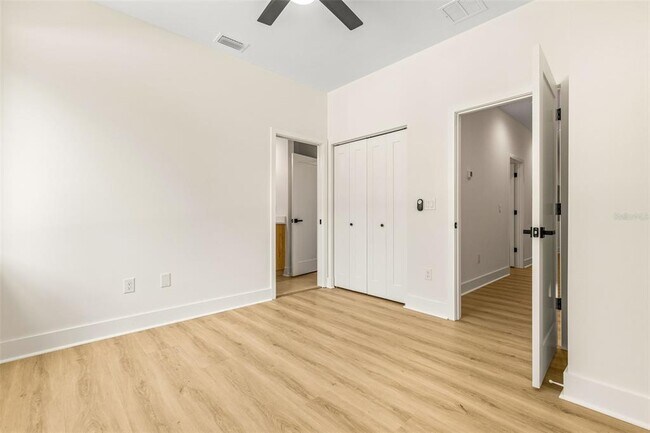 Building Photo - 412 W Amelia Ave