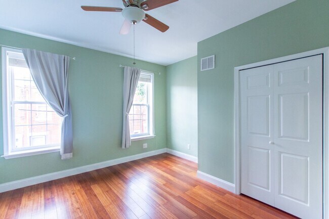 Building Photo - Excellent South Philadelphia Row Home