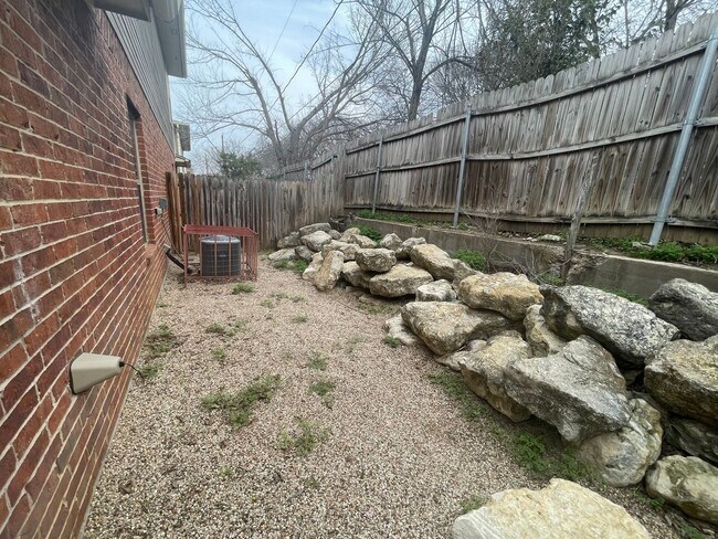 Building Photo - ~INVITING 3/2.5 Townhome Includes Granite in Kitchen & All Kitchen Appliances ((Brand New Vinyl F...