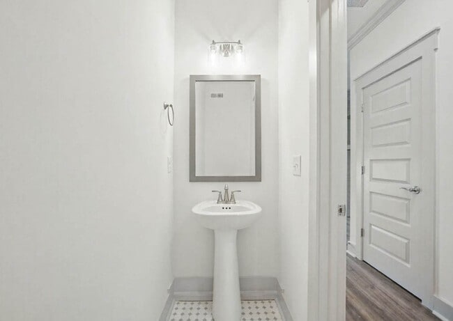 Building Photo - 3 Bedroom 2 1/2 Bath Luxury Home Near Madison Street!