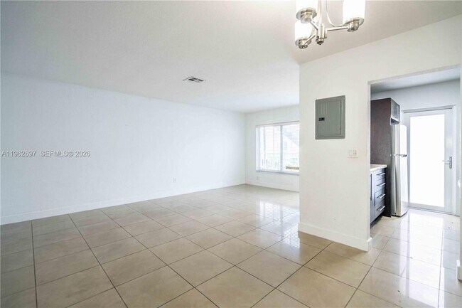 Building Photo - 1940 Biarritz Dr