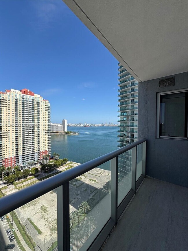 Building Photo - 1300 Brickell Bay Dr