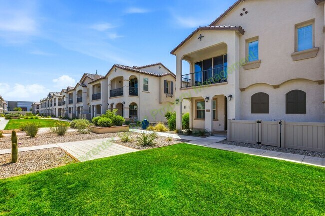 Building Photo - Fully-Furnished End Unit Gilbert Home in Warner Meadow Community