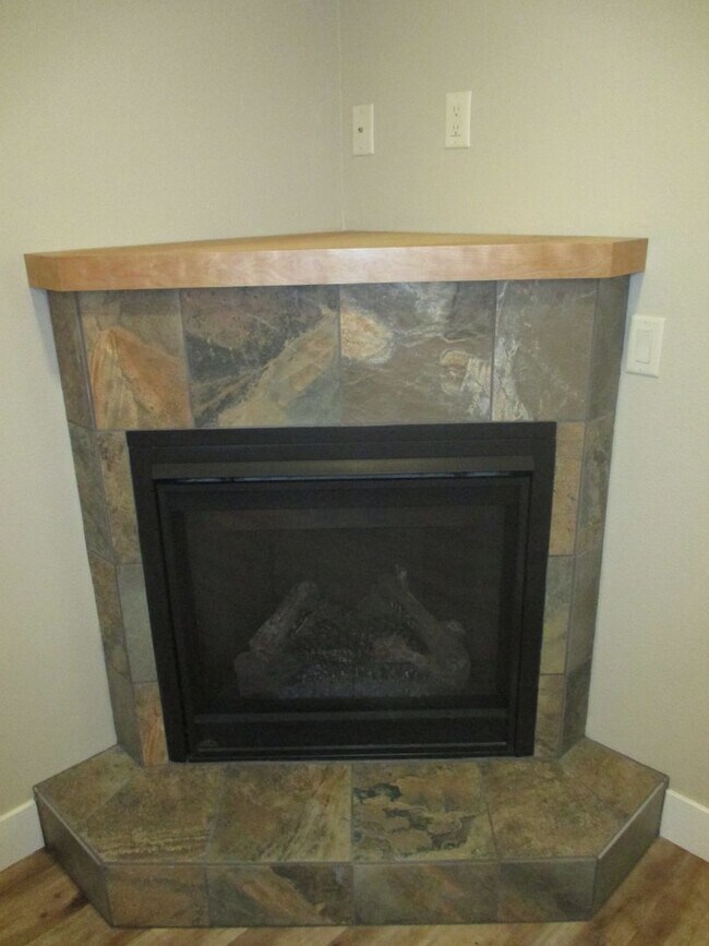 Building Photo - Beautiful Three Bedroom Duplex in South Salem