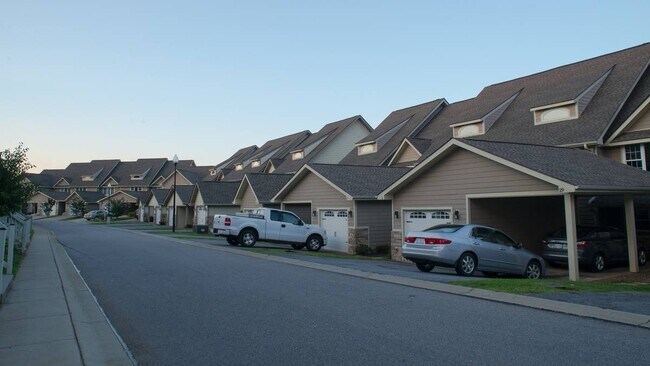 Building Photo - 31 Rotunda Cir