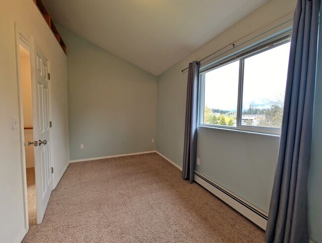 Building Photo - Unfurnished, 3Bd/2.5Ba Townhome, Long Term...