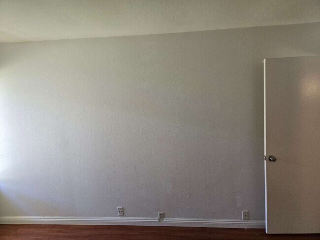 Building Photo - A spacious 3-bed, 2-bath condo is convenie...