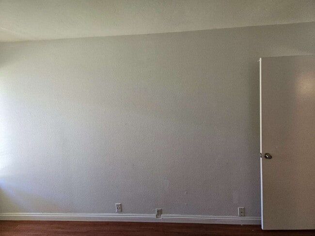 Building Photo - Spacious 3-bed, 2-bath condo is located in the heart of UTC, right on the UCSD bus line! It featu...