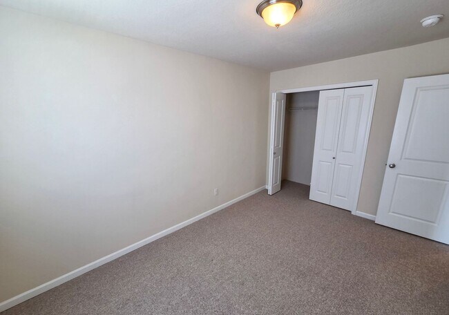 Building Photo - 5725 Karen Lynn Loop S