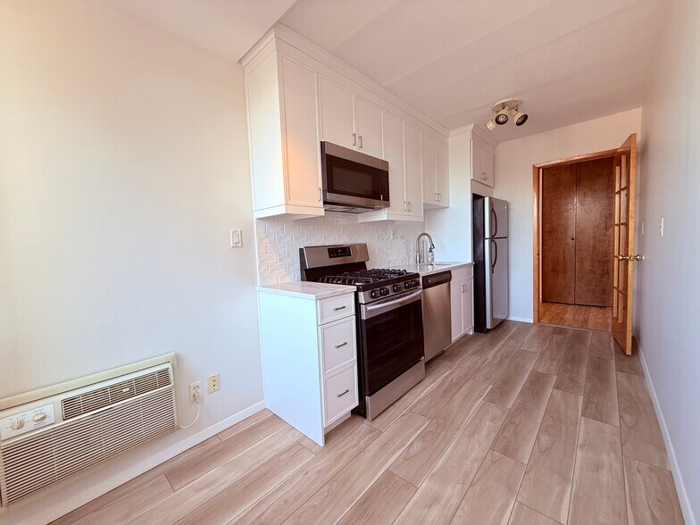 Building Photo - 515 Anderson Ave