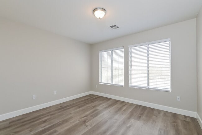 Building Photo - 5007 Pine Mountain Ave
