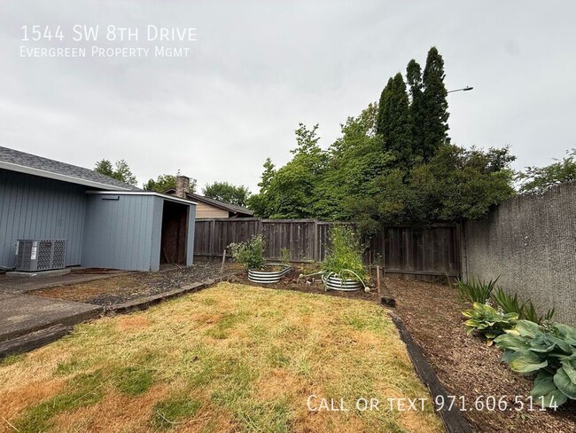 Building Photo - 1544 SW 8th Dr
