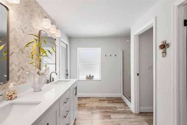 Building Photo - Coastal Luxury Living Just Minutes from Madeira Beach - 3bed | 2 bath