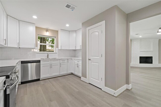 Building Photo - 214 Whispering Oaks Dr