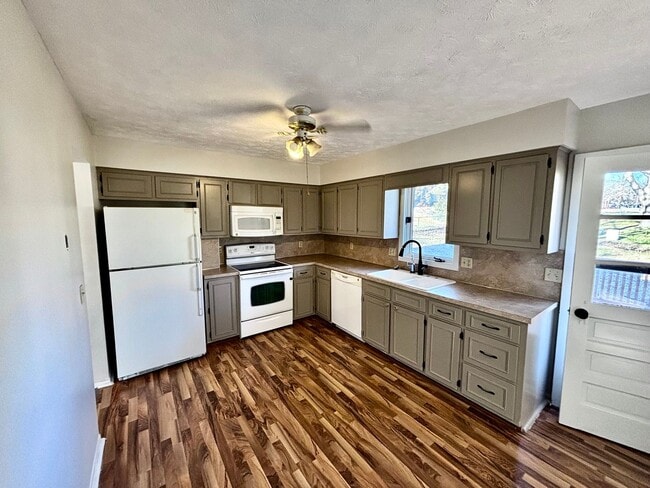 Building Photo - 3324 S 159th St