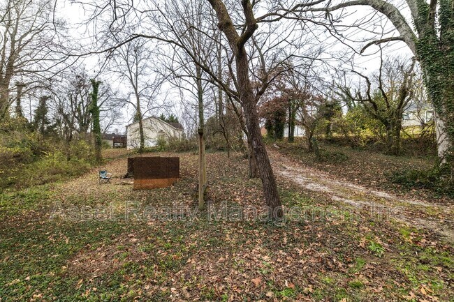 Building Photo - 5501 Lake Shore Dr