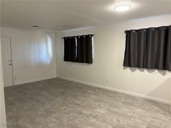 Building Photo - 2005 Fontenelle St