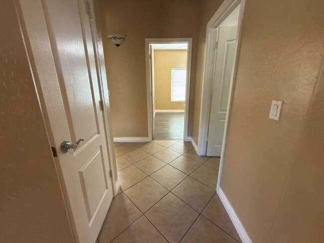 Building Photo - "Charming 3-Bedroom Oasis with 2 Baths and 1,711 Sq Ft of Comfort in Phoenix!"