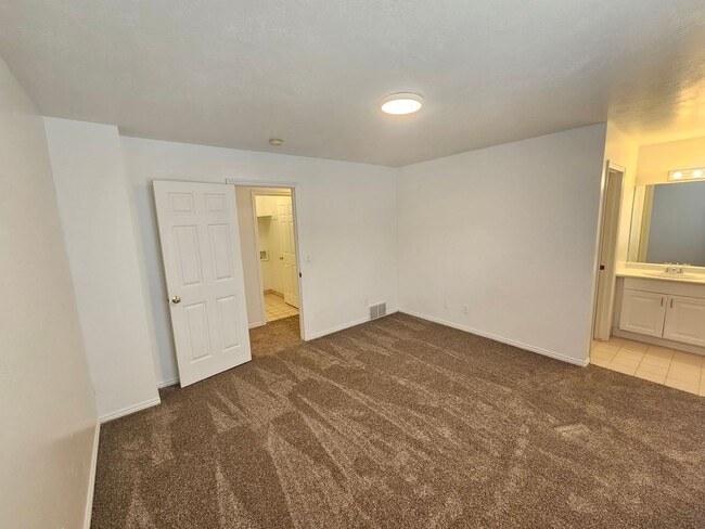 Building Photo - Spacious 3 Bd 2.5 Bath Townhouse in Bountiful