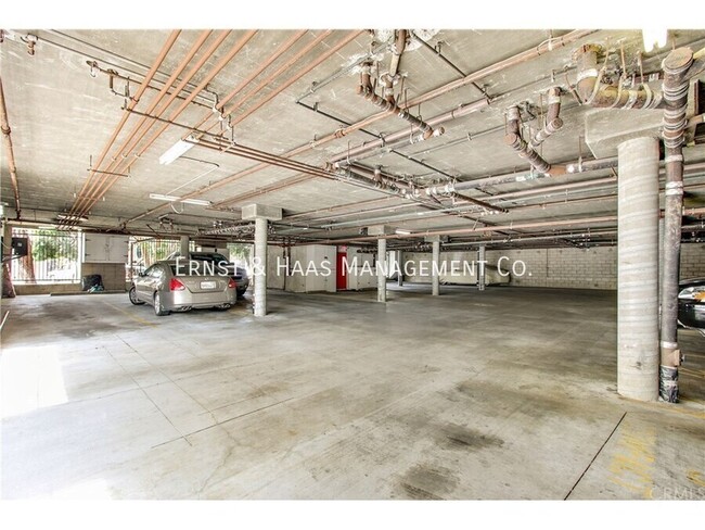 Building Photo - Beautiful Third Floor Condo with City Views!