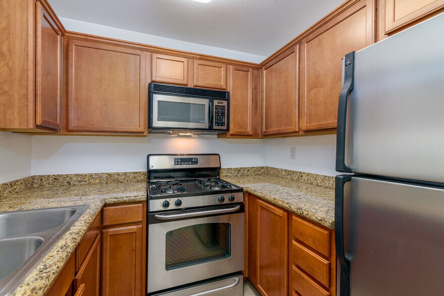 Building Photo - 355 N Maple St