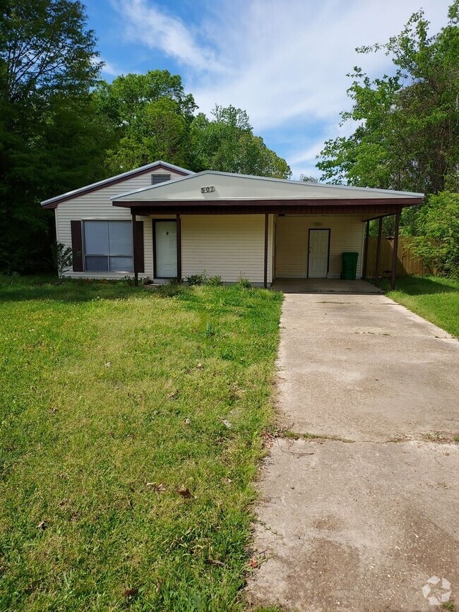 Building Photo - Newly remodeled 3/1 walking distance to re...