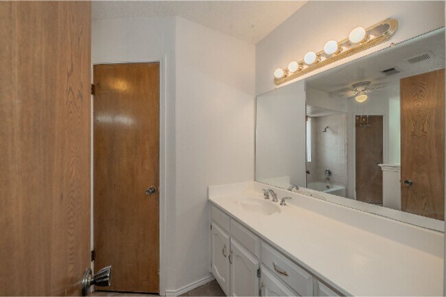 Building Photo - 6753 Spoonwood Ln