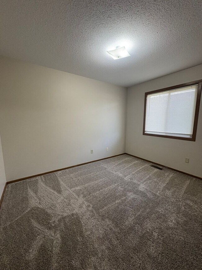 Building Photo - 3 BED | 2 BATH | SPLIT-FOYER HOME | RAPID VALLEY