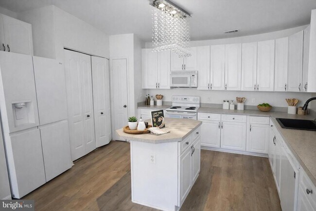 Building Photo - 400 Symphony Cir