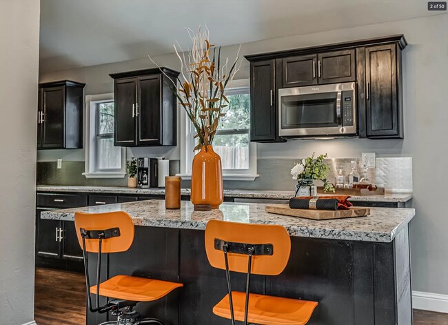 Building Photo - 2 Bed | 2 Bath in Midtown!