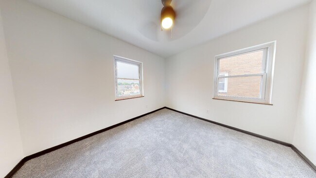 Building Photo - Parma - 2 Bedroom - 3rd Floor Unit