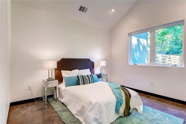 Building Photo - Luxurious 4-bedroom Townhome