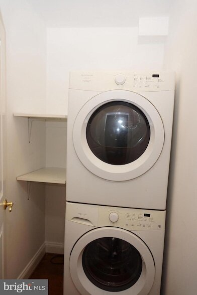 Building Photo - 923 Lewis Ave