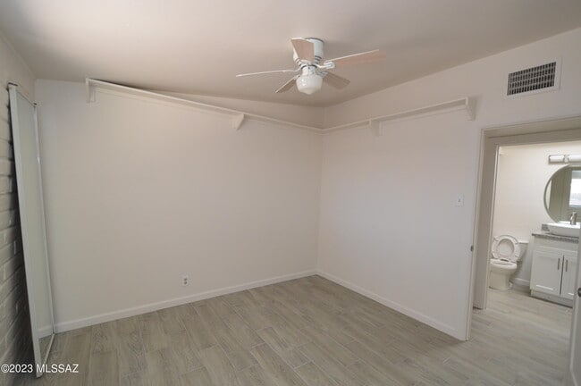Building Photo - 7118 E Elbow Bay Dr