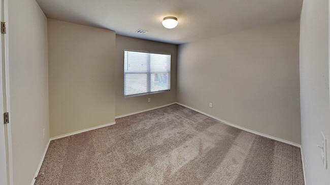 Building Photo - Very Nice 3 bedroom 2 bath home in Yukon s...